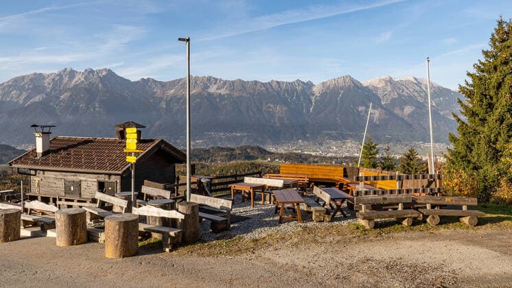 10.11.2020 Tee HüttÂ n am Patscherkofel, Igls, Tirol, Austria Terrasse, Gastgarten geschlossen, gesperrt Ausflugsgasthaus am Berg geschlossenes Berggasthaus Berghütte im Hintergrund Innsbruck und die Nordkette