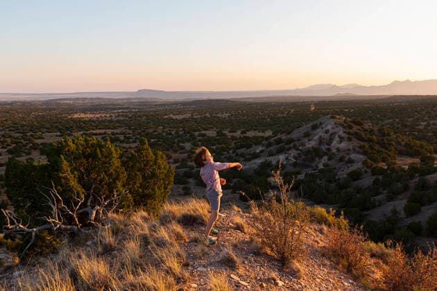 IMAGO Creative: Klimawandel - Umwelterziehung Young boy overlooking Galisteo Basin, Santa Fe, NM. Galisteo Basin, Santa Fe,United States,Young boy overlooking Galisteo Basin, Santa Fe, NM.  Young boy overlooking Galisteo Basin, Santa Fe, NM.