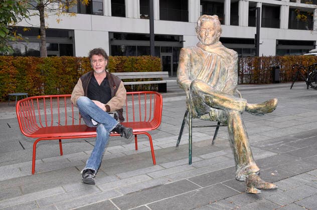 Bilder des Jahres 2020, Entertainment 11 November News Bilder des Tages Der Künstler Nikolai Tregor bei der Ankunft und Präsentation der Bronze-Statue von Helmut Dietl vor dem Andoz Hotel in München-Schwabing. München, 10.11.2020 *** The artist Nikolai Tregor at the arrival and presentation of the bronze statue of Helmut Dietl in front of the Andoz Hotel in Munich Schwabing Munich, 10 11 2020 Foto:xS.xAdamx xFuturexImage