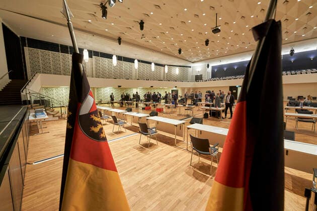 Höchstes Gericht verhandelt über kommunale Finanzen in der Rhein-Mosel-Halle 11.11.2020, Rheinland-Pfalz, Koblenz: Die Stadt Pirmasens und der Kreis Kaiserslautern wollen vor dem hoechsten rheinland-pfaelzischen Gericht mehr Geld vom Land erstreiten. Wegen einer hoeheren Zahl von Prozessbeteiligten in Zeiten des hochansteckenden Coronavirus verhandelt der Verfassungsgerichtshof (VGH) Rheinland-Pfalz in Koblenz erstmals in seiner Geschichte in der groesseren Rhein-Mosel-Halle. *** Highest court to hear about municipal finances in the Rhine-Moselle Halle 11 11 2020, Rhineland-Palatinate, Koblenz The city of Pirmasens and the district of Kaiserslautern want to win more money from the state before the highest court in Rhineland-Palatinate Th