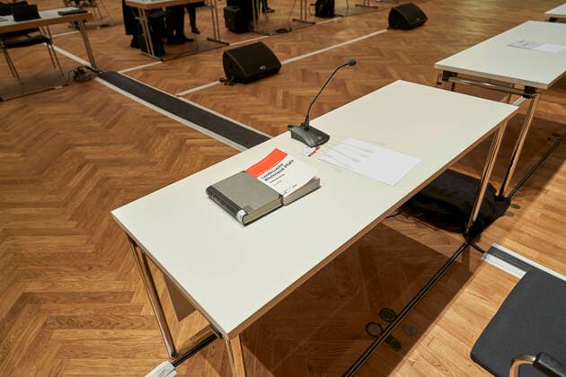 Höchstes Gericht verhandelt über kommunale Finanzen in der Rhein-Mosel-Halle 11.11.2020, Rheinland-Pfalz, Koblenz: Die Stadt Pirmasens und der Kreis Kaiserslautern wollen vor dem hoechsten rheinland-pfaelzischen Gericht mehr Geld vom Land erstreiten. Wegen einer hoeheren Zahl von Prozessbeteiligten in Zeiten des hochansteckenden Coronavirus verhandelt der Verfassungsgerichtshof (VGH) Rheinland-Pfalz in Koblenz erstmals in seiner Geschichte in der groesseren Rhein-Mosel-Halle. *** Highest court to hear about municipal finances in the Rhine-Moselle Halle 11 11 2020, Rhineland-Palatinate, Koblenz The city of Pirmasens and the district of Kaiserslautern want to win more money from the state before the highest court in Rhineland-Palatinate Th