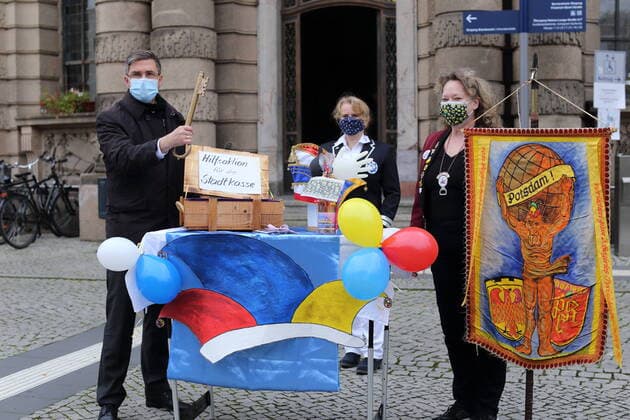 Oberbürgermeister Mike Schubert (SPD) übergibt um 11.11 Uhr den Rathausschlüssel an Prinzessin Viola I (Narrenschiff Potsdam) und Präsidentin Birgit Däßler (Potsdamer Karneval Club), v.l., zum Auftakt der Faschingszeit in Potsdam, 11. November 2020. Fasching Übergabe Rathausschlüssel *** Mayor Mike Schubert SPD hands over the key to the town hall to Princess Viola I Fools Ship Potsdam and President Birgit Däßler Potsdamer Karneval Club, from left to right, at 11 11 a.m., to mark the start of the carnival season in Potsdam, 11 November 2020 carnival handover of the town hall key