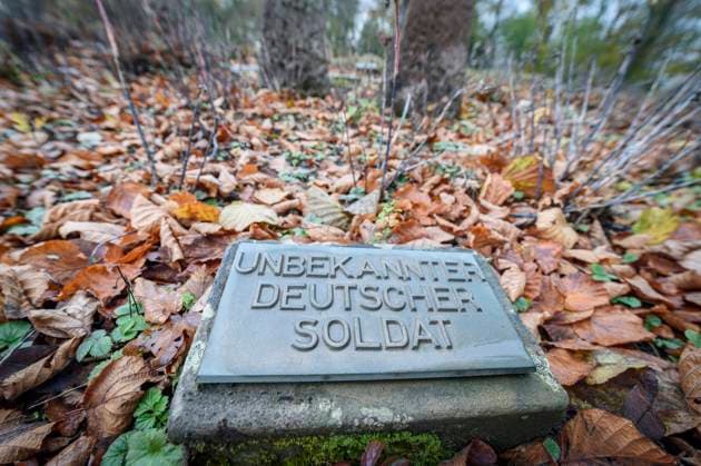 Volkstrauertag am 14. November 2460 Tote, davon 1510 deutsche gefallene Soldaten und zivile Kriegsopfer sowie 950 Kriegstote anderer Nationen ruhen am Mittwoch (11.11.2020) auf dem Ehrenfriedhof Perl-Besch. Damit ist die Kriegsgräberstätte die größte im Saarland. Am kommenden Sonntag wird in Deutschland der Volkstrauertag begangen. Dieser stille Gedenktag erinnert an die Kriegstoten und Opfer der Gewaltherrschaft aller Nationen. *** 2460 dead, including 1510 German soldiers and civilian war victims and 950 war dead of other nations rest on Wednesday 11 11 2020 at the cemetery of honour Perl Besch This makes the war cemetery the largest in Saarland Next Sunday, the Volkstrauertag will be celebrated in Germany This silent memorial day commemorates the war dead and vict Soldatenfriedhof11112001D.jpg