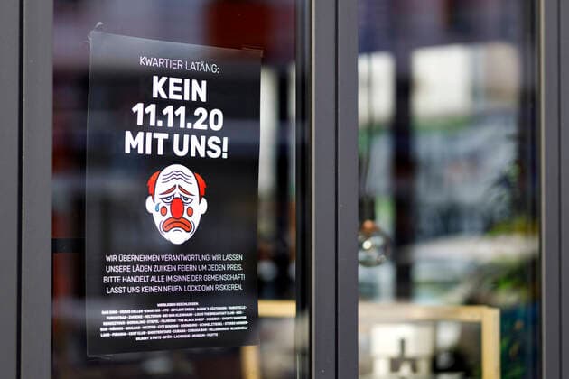 Bilder des Jahres 2020, News 11 November News Themen der Woche KW46 News Bilder des Tages Am 11.11. blieb es in der Karneval-Hochburg Köln ruhig, zentrale Plätze wurden von Ordnungsamt und Polizei kontrolliert, um Karnevalisten vom Feiern abzuhalten. Im Bild ein Plakat an einer Kneipe auf der Zülpicher Straße, das auf Schließung am 11.11. wegen Corona hinweist. Köln, 11.11.2020 *** On 11 11 it remained quiet in the carnival stronghold of Cologne, central places were controlled by the public order office and police to keep carnivalists from celebrating In the picture a poster at a pub on Zülpicher Straße, which points to closure on 11 11 because of Corona Cologne, 11 11 2020 Foto:xC.xHardtx xFuturexImage