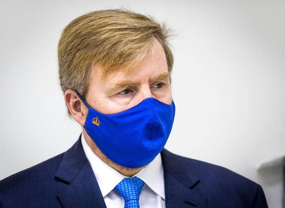 11-11-2020 Rotterdam King Willem-Alexander informed about the current situation in Dutch hospitals and the importance of patient distribution during the corona pandemic while visiting the Erasmus Medical Center in Rotterdam. During the first corona wave, Erasmus MC served as the location for the National Coordination Center for Patient Distribution (LCPS).  Copyright: xPPEx
