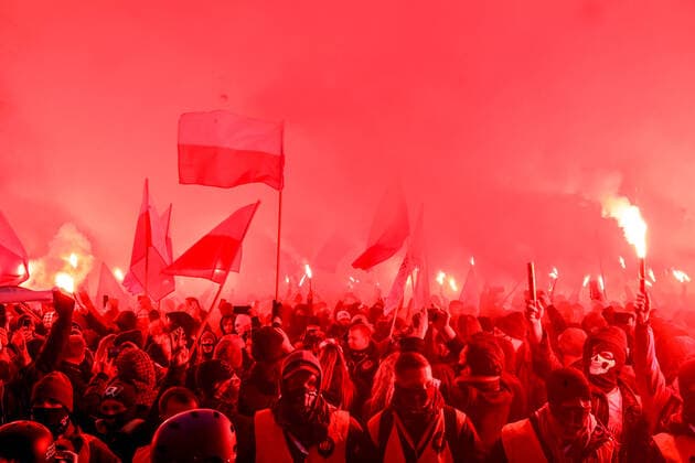 Bilder des Jahres 2020, News 11 November News Themen der Woche KW46 News Bilder des Tages Polen, Rechte Demo am Unabhängigkeitstag in Warschau November 11, 2020, Warsaw, mazowieckie, Poland: November 11, 2020, Warsaw, Poland: Another Independence March was held in Warsaw. Despite the ban on gatherings, almost the entire community of nationalists, neo-fascists and football fans came to Warsaw. There were arguments between the participants of the march and the police. Warsaw Poland - ZUMAb213 20201111_zip_b213_050 Copyright: xGrzegorzxBanaszakx