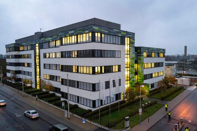 BIONTECH Pharmaunternehmen, Aussenansicht in der Dämmerung, Mainz 11.11.2020