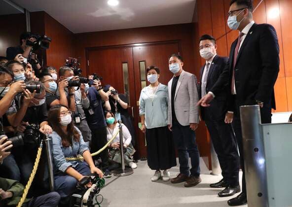 Bilder des Jahres 2020, News 11 November News Themen der Woche KW46 News Bilder des Tages Hongkong, Prodemokratische Abgeordnete erklären Rücktritt November 12, 2020, Hong Kong, China: Pro-Democratic lawmaker, from left, Helena Wong, Wu Chi Wai, Andrew Wan, Lam Cheuk Ting speaks to media as on their way to hand in resignation letter in legislation council in Hong Kong on November 12, 2020...All democratic lawmakers announced their resignations after 4 lawmakers ousted by the government on Wednesday. Hong Kong China - ZUMAj323 20201112_zip_j323_040 Copyright: xMayxJamesx