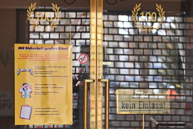 Themenbild: Coronavirus Pandemie Folgen fuer Kinos und Filmtheater Geschlossener Eingang vom Filmtheater am Sendlinger Tor in Muenchen am 11.11.2020. Hinter verschlossenen Tueren steht ein Schild ZUR ZEIT KEIN EINLASS! Ein Plakat weisst auf die Sicherheits-Hygiene- und Abstandsregeln hin. Schliessung-Folge der Corona Pandemie,Lockdown,Shutdown,Inzidenzwert.