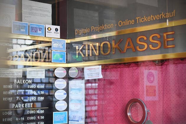 Themenbild: Coronavirus Pandemie Folgen fuer Kinos und Filmtheater Geschlossener Eingang vom Filmtheater am Sendlinger Tor in Muenchen am 11.11.2020. Ein geschlossener Vorhang an der Kinokasse. Schliessung-Folge der Corona Pandemie,Lockdown,Shutdown,Inzidenzwert.