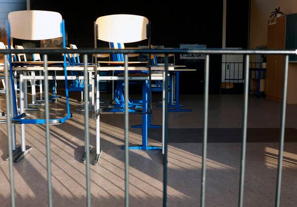 Düsseldorf, Deutschland, 11.11.2020 Ein leerer Klassenraum der Gemeinschaftshauptschule Graf-Recke-Straße in Düsseldorf
