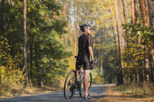 IMAGO Creative: Fit durch den Herbst Male cyclist on a gravel bike enjoying the forest view. Millenni CR_AXHBBX201023-529508-01 ,model released, Symbolfoto