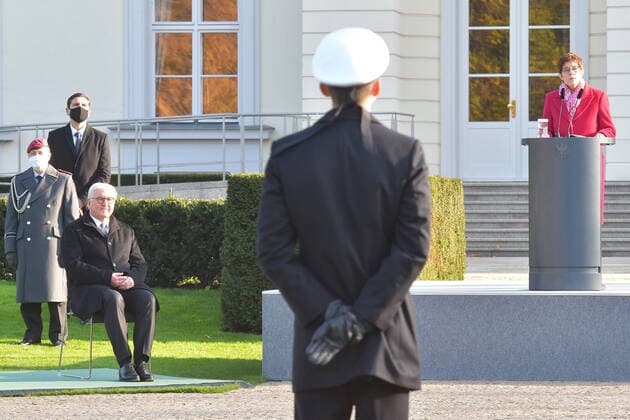 Bilder des Jahres 2020, News 11 November News Themen der Woche KW46 News Bilder des Tages 65.Gründungstag der Bundeswehr Frank-Walter Steinmeier (SPD), Bundespräsident, Annegret Kramp-Karrenbauer Ansprache zum Feierlichen Gelöbnis zum 65. Gründungstag der Bundeswehr in Berlin, SchlossPark Bellevue in Berlin am 12.11.2020 *** 65 Foundation Day of the German Armed Forces Frank Walter Steinmeier SPD , Federal President, Annegret Kramp Karrenbauer Speech on the occasion of the solemn pledge on the 65 Foundation Day of the German Armed Forces in Berlin, SchlossPark Bellevue in Berlin on 12 11 2020 Photopress Mueller