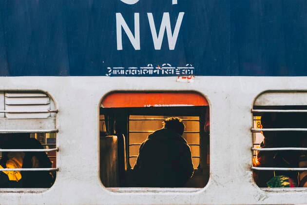 IMAGO Creative: Klimawandel - Nachhaltiges Reisen Young man looking through train window, sleeper class category from New Delhi to Agra, New Delhi, DL, India CR_JALO201027-539991-01 EDITORIAL USE ONLY
