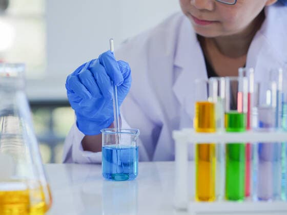 Senior scientists mixing solution in a beaker. Bangkok, Bangkok, Thailand CR_SCPI201030-529329-01 ,model released, Symbolfoto
