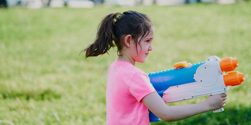 IMAGO Creative: Sommer, Sommertage im Garten Girl playing with a water gun in the garden wearing a pink t-shirt Pamplona, Navarre, Spain CR_SEBO201023R-536623-01 ,model released, Symbolfoto