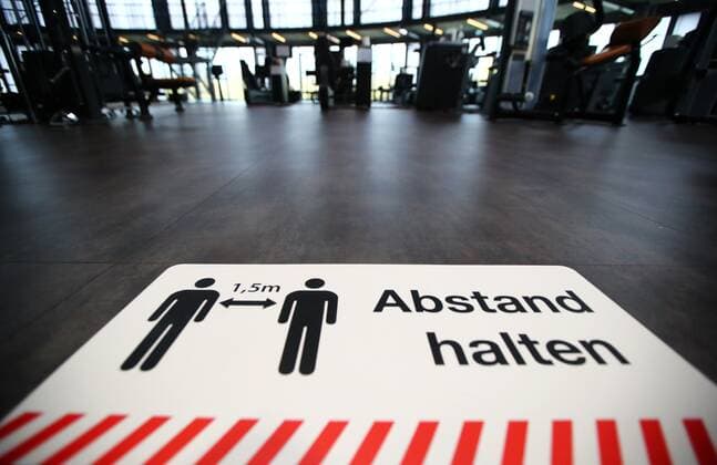 Diez Fitnessstudios in der Corona-Zeit Hinweis Abstand halten auf dem Boden eines leeren Fitnessstudios Fitnessstudios in der Corona-Zeit Copyright: xEibner-Pressefotox EP_RWS