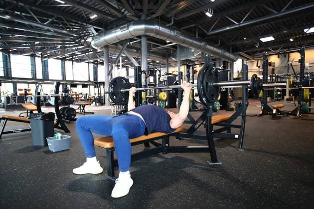 Diez Fitnessstudios in der Corona-Zeit Ein Mann beim Bandruecken in einem leeren Fitnessstudio Fitnessstudios in der Corona-Zeit Copyright: xEibner-Pressefotox EP_RWS