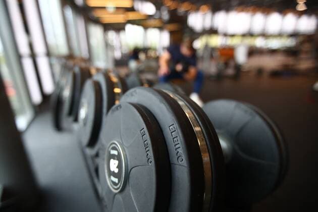 Diez Fitnessstudios in der Corona-Zeit Ein Mann beim Hanteltraining in einem Fitnessstudio Fitnessstudios in der Corona-Zeit Copyright: xEibner-Pressefotox EP_RWS