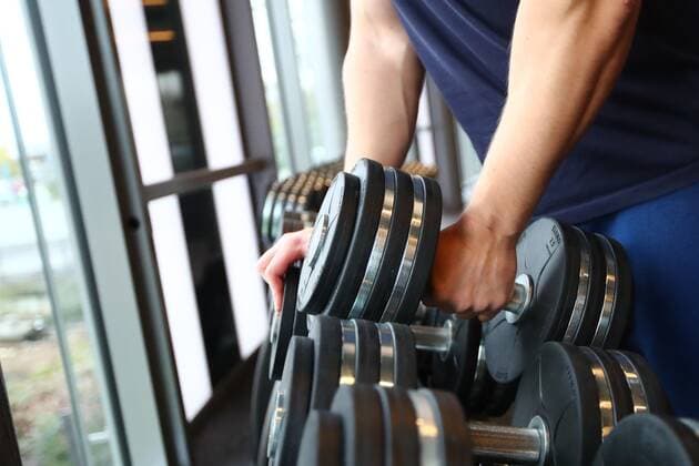 Diez Fitnessstudios in der Corona-Zeit Ein Mann greift nach einer Hantel und hebt sie an Fitnessstudios in der Corona-Zeit Copyright: xEibner-Pressefotox EP_RWS