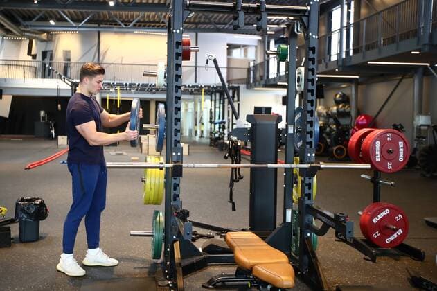 Diez Fitnessstudios in der Corona-Zeit Ein Mann steckt eine Hantelscheiben auf in einem Fitnessstudio Fitnessstudios in der Corona-Zeit Copyright: xEibner-Pressefotox EP_RWS