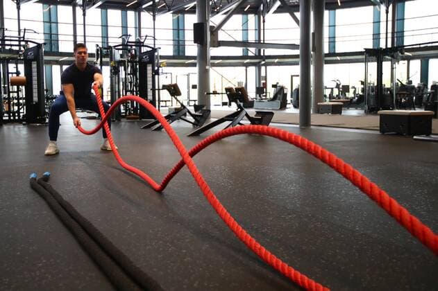 Diez Fitnessstudios in der Corona-Zeit Ein Mann trainiert in einem Fitnessstudio an den Seilen Fitnessstudios in der Corona-Zeit Copyright: xEibner-Pressefotox EP_RWS
