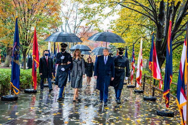 Bilder des Jahres 2020, Entertainment 11 November November 11, 2020, Arlington, VA, United States of America: U.S President Donald Trump, right, walks with First Lady Melania Trump through the State and Territorial Flag cordon to the Tomb of the Unknown Soldier at Arlington National Cemetery November 11, 2020 in Arlington, Virginia. Trump along with Vice President Mike Pence arrived for the annual Veterans Day observances. Arlington United States of America - ZUMAp138 20201111_zaa_p138_008 Copyright: xElizabethxFraser U.S.xArmyx