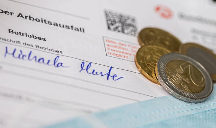 Arbeitsausfall- Corona Berlin, 11.11.2020: Nahaufnahme eines Mundschutz auf einer Meldung von Arbeitsausfall zur Kurzarbeit fuer das Arbeitsamt. Berlin Deutschland *** Absence from work Corona Berlin, 11 11 2020 Close-up of a mouth guard on a notification of absence from work for short-time work for the employment office Berlin Germany