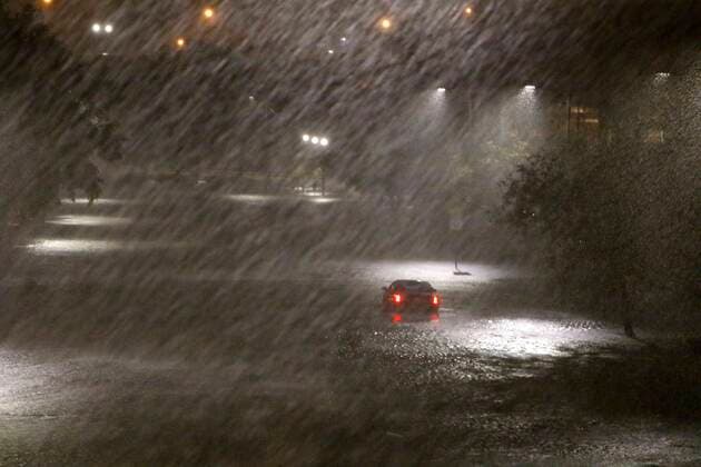 IMAGO Nature: Unsere Erde, Klimawandel, Überschwemmungen News Bilder des Tages November 12, 2020, Tampa, Florida, USA: A motorist is seen attempting to drive on a flooded Bayshore Blvd as Tropical Storm Eta sends torrential downpours, storm surge flooding and wind across the Tampa Bay Area on November 12, 2020. Tampa USA - ZUMAs70_ 20201112_zan_s70_007 Copyright: xLuisxSantanax