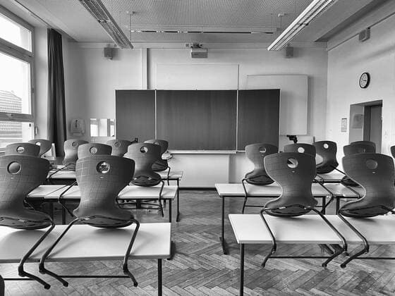 Schule entfällt wegen Corona-Virus, Covid-19, SARS-CoV-2, leeres Klassenzimmer, Deutschland Schule entfällt wegen Corona-Virus, Covid-19, SARS-CoV-2, leeres Klassenzimmer, Deutschland