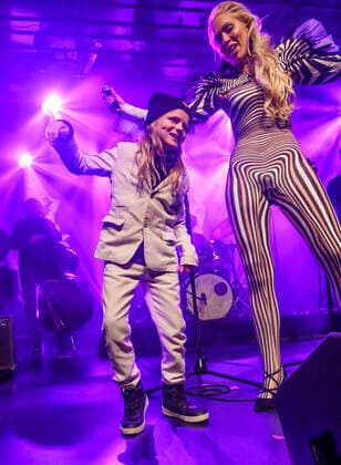 DMA Jazz 2020. Aftenens vaert Jeanett Albeck og Gulliver danser paa scenen ved Danish Music Awards Jazz 2020 paa Bremen Teater i Koebenhavn 12. november 2020. , Copenhagen Copyright: TorbenxChristensen TorbenxChristensenx COP300 spdk20201113-022402-L