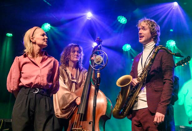 DMA Jazz 2020. Den Gamle Sangskat @ Mads Mathias med Sara Grabow, Martina Madsen, Eva Skipper paa scenen ved Danish Music Awards Jazz 2020 paa Bremen Teater i Koebenhavn 12. november 2020. , Copenhagen Copyright: TorbenxChristensen TorbenxChristensenx COP300 spdk20201113-022518-L