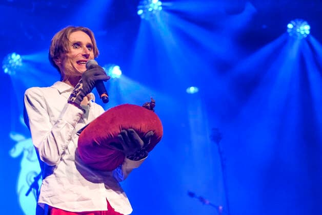 DMA Jazz 2020. Skuespiller og Musiker Madame Nielsen uddeler prisen for AArets Eksperiment til Maria Faust ved Danish Music Awards Jazz 2020 paa Bremen Teater i Koebenhavn 12. november 2020. , Copenhagen Copyright: TorbenxChristensen TorbenxChristensenx COP300 spdk20201113-022607-L