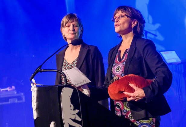 DMA Jazz 2020. Pernille Bévort og Christina von Bülow takker som medlemmer af Maluba Orchestra for prisen for AArets Jazzudgivelse ved Danish Music Awards Jazz 2020 paa Bremen Teater i Koebenhavn 12. november 2020. , Copenhagen Copyright: TorbenxChristensen TorbenxChristensenx COP300 spdk20201113-022802-L