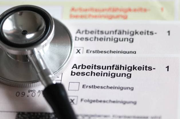 Winden Themenbild - Gesundheitswesen, Health, Arbeitsunfaehigkeit, Krankmeldung mit Tabletten, Telefon und Stethoskop, Stetoskop Themenbild - Gesundheitswesen, Health, Arbeitsunfaehigkeit, Krankmeldung mit Tabletten, Telefon und Stethoskop, Stetoskop 12.11.2020 Krankmeldung, Arbeitsunfaehigkeitsbescheinigung mit Stethoskop, Stetoskop, Tabletten und Telefon, Featurebild, Symbolbild, Themenbild *** Winches Themed picture health care, health, incapacity to work, sick report with tablets, telephone and stethoscope, stetoscope Themed picture health care, health, incapacity to work, sick report with tablets, telephone and stethoscope, stetoscope 12 11 2020 sick report, certificate of incapacity to work with stethoscope, stetoscope, tablets and Copyright: xFleigx xEibner-Pressefotox EP_dfg