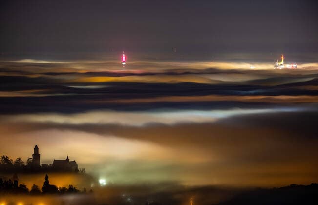 Nebel über Frankfurt 12.11.2020, Königstein (Hessen): Die Frankfurter Skyline ragt am späten Abend kurz vor Mitternacht von der Burgruine Falkenstein aus gesehen aus einem Nebelmeer., Königstein Deutschland *** Fog over Frankfurt 12 11 2020, Königstein Hessen The Frankfurt skyline rises out of a sea of fog in the late evening shortly before midnight from the ruins of Falkenstein Castle, Königstein Germany