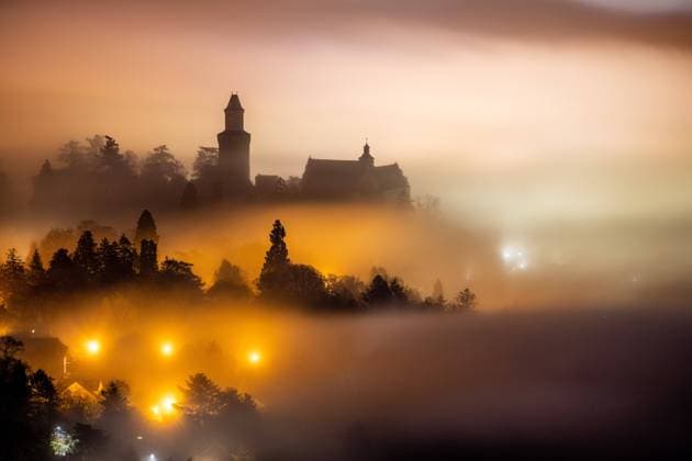 IMAGO Creative: Herbst, Mystische Stimmung Burg Kronberg im Nebel 12.11.2020, Königstein (Hessen): Die Burg Kronberg ragt am späten Abend kurz vor Mitternacht von der Burgruine Falkenstein aus gesehen aus einem Nebelmeer., Königstein Deutschland *** Kronberg castle in the fog 12 11 2020, Königstein Hessen Kronberg castle rises out of a sea of fog in the late evening shortly before midnight from the Falkenstein castle ruins, Königstein Germany