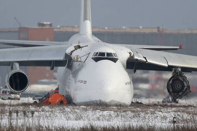 Bilder des Jahres 2020, News 11 November News Themen der Woche KW46 News Bilder des Tages NOVOSIBIRSK, RUSSIA - NOVEMBER 13, 2020: An Antonov An-124 Ruslan heavy transport aircraft owned by Volga-Dnepr Airlines has skidded off the runway during an emergency landing at Novosibirsk Tolmachevo Airport only ten minutes into its flight to Vienna, no casualties reported. Kirill Kukhmar TASS  TS0EE187