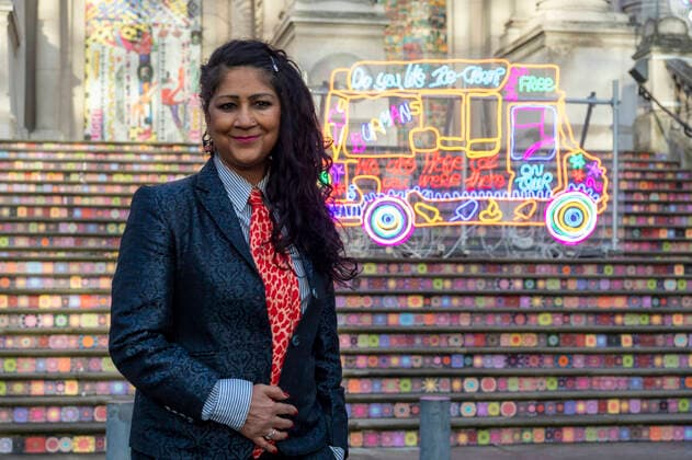 Bilder des Jahres 2020, Entertainment 11 November Entertainment Bilder des Tages (201113) -- LONDON, Nov. 13, 2020 -- Artist Chila Kumari Singh Burman poses for a photo in front of her art installation created for Tate Britain s annual Winter Commission at Tate Britain in London, Britain, Nov. 13, 2020. Chila Kumari Singh Burman created a technicolour installation for Tate Britain s iconic facade. This is the fourth in Tate Britain s series of outdoor commissions to mark the winter season. (Photo by Xinhua) BRITAIN-LONDON-TATE BRITAIN-WINTER COMMISSION RayxTang 