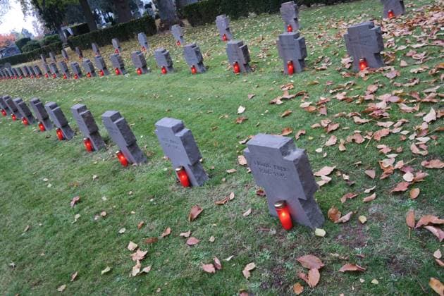 Volkstrauertag am 14. November Die Kreuze gefallener Soldaten aus dem 1. und 2. Weltkrieg (1914-1918, 1939-1945) stehen auf dem Soldatenfriedhof in der Voreifelstadt Euskirchen. --- The crosses of fallen soldiers from the 1st and 2nd World War (1914-1918, 1939-1945) were erected on the military cemetery in the town Euskirchen. *** The crosses of fallen soldiers from the 1st and 2nd World War 1914 1918, 1939 1945 are standing on the military cemetery in the Voreifelstadt Euskirchen The crosses of fallen soldiers from the 1st and 2nd World War 1914 1918, 1939 1945 were erected on the military cemetery in the town Euskirchen