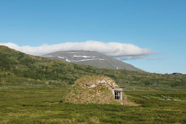 Traditional Sami Goahti birch and earth shelter in Arasluokta along Padjelantaleden Trail, Padjelanta national park, Lapland, Sweden Akkastugan, Norrbotten County, Sweden CR_XCPU201112A-568190-01