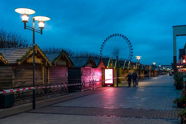 Der Weihnachtsmarkt am Einkaufszentrum Centro, aufgebaut aber durch den 2. Lockdown, in der Corona-Krise, im November 2020, geschlossen, Oberhausen NRW, Deutschland Weihnachtsmarkt