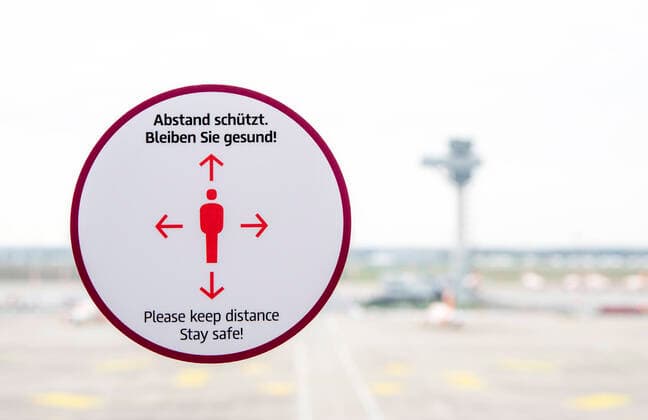 12 . 11 . 2020 , Schönefeld : Flughafen Berlin Brandenburg Willy Brandt , BER . Blick von der Aussichtsterrasse . Schild : Abstand schützt . Bleiben Sie gesund .