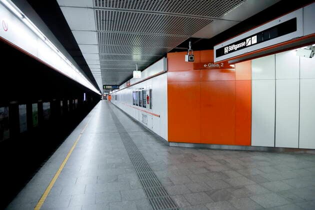 Covid 19: Wien vor dem 2 harten Lockdown Wien, 13.11.2020 U-Bahn Abgang Mariahilferstraße menschenleer Wien Austria