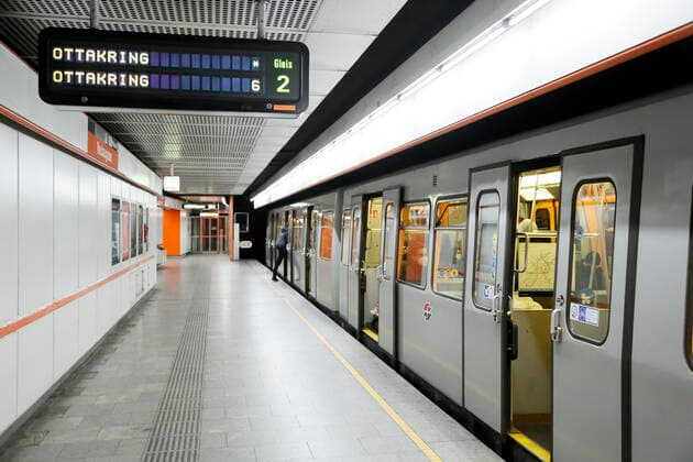Covid 19: Wien vor dem 2 harten Lockdown Wien, 13.11.2020 U-Bahn Abgang Mariahilferstraße menschenleer Wien Austria