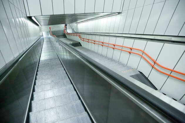 Covid 19: Wien vor dem 2 harten Lockdown Wien, 13.11.2020 U-Bahn Abgang Mariahilferstraße menschenleer Wien Austria