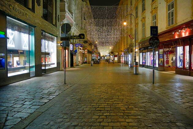 Covid 19: Wien vor dem 2 harten Lockdown Wien, 13.11.2020 Luxusmeile Kohlmarkt Shops Stores Geschäfte Weihnachtsbeleuchtung Handel Wien Austria