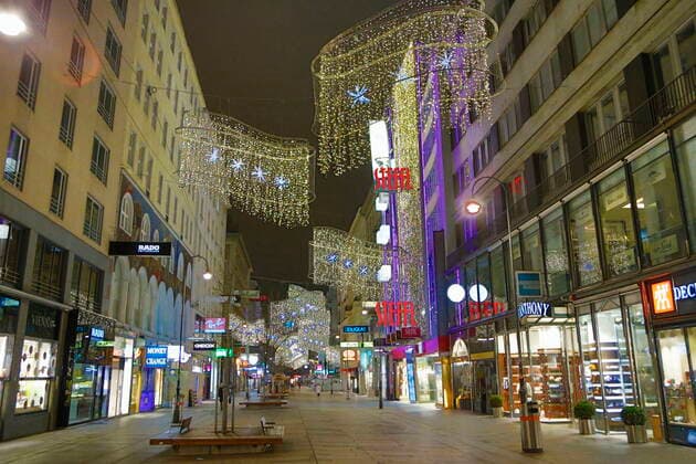 Covid 19: Wien vor dem 2 harten Lockdown Wien, 13.11.2020 Kärntner Straße Luxusshops Luxus Labels Luxusstores Weihnachtsbeleuchtung Wien Austria