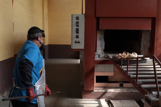 News Bilder des Tages Mexiko, Eindrücke aus Krematorium in Nezahualcoyotl Nov 13, 2020 - Nezahualcoyotl, Mexico - Juan removes the Bones from the body incinerator. Juan Carlos is 36 years old, 8 working in the municipal cemetery of Nezahualc—yotl as a body incinerator, before the pandemic Juan burned 1 body a day after the pandemic he burned 6 a day. Nezahualcoyotl Mexico  - ZUMAp241 20201113_new_p241_009 Copyright: xDavidxPeinadox
