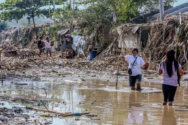 Bilder des Jahres 2020, News 11 November News Themen der Woche KW46 News Bilder des Tages (201114) -- RIZAL PROVINCE, Nov. 14, 2020 -- Residents walk in knee-deep mud as they retrieve their belongings from damaged homes after the flood brought by Typhoon Vamco in Rizal Province, the Philippines, on Nov. 14, 2020. The death toll from Typhoon Vamco that battered the Philippines this week has climbed to 53, the Philippine National Police (PNP) said on Saturday. Typhoon Vamco lashed a big part of Luzon, home to approximately half of the country s 110 million population and 70 percent of economic activity. ) PHILIPPINES-RIZAL-TYPHOON VAMCO-AFTERMATH RouellexUmali 